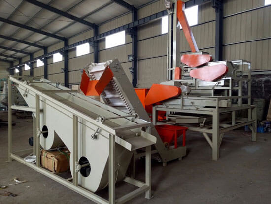 Machine à décortiquer les graines oléagineuses