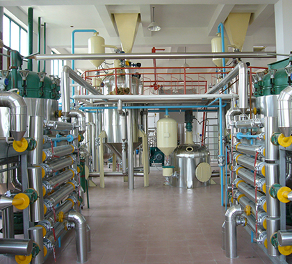 LIGNE DE RAFFINERIE DE PÉTROLE